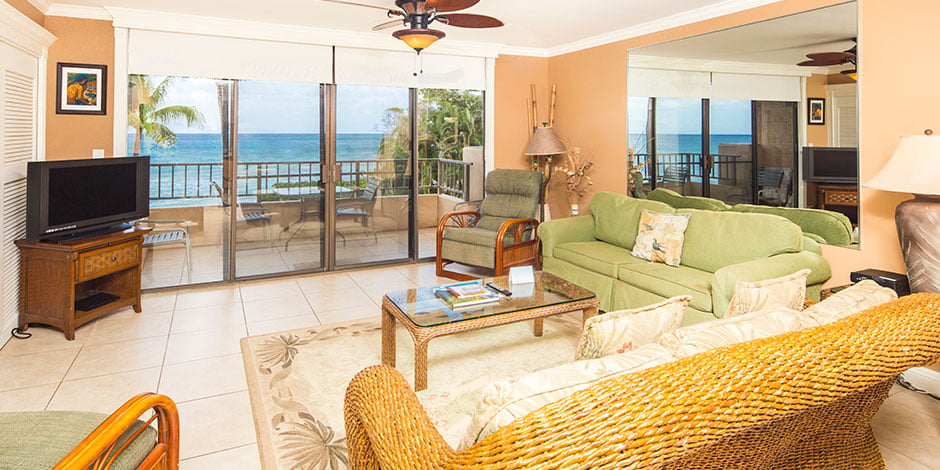 2 Bedroom Oceanfront livingroom at Paki Maui