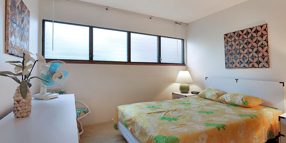 Bedroom view in a 1-Bedroom Oceanfront room at Molokai Shores