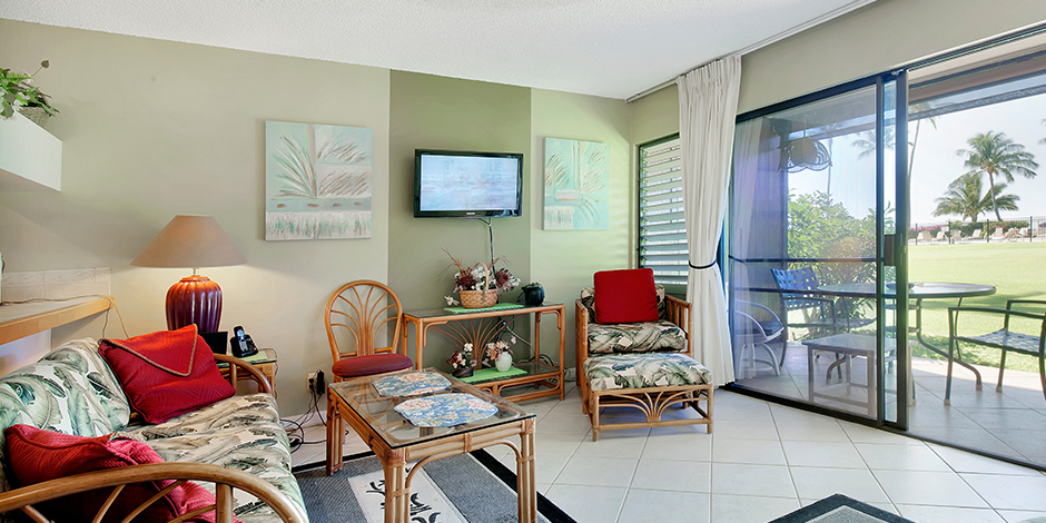 Living room wiht flat screen tv in a one bedroom Ocean View at Molokai Shores