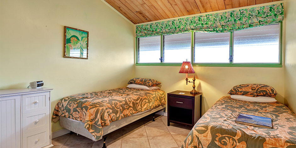 Bedroom wiht 2 queen beds in a 2-Bedroom Ocean View at Molokai Shores