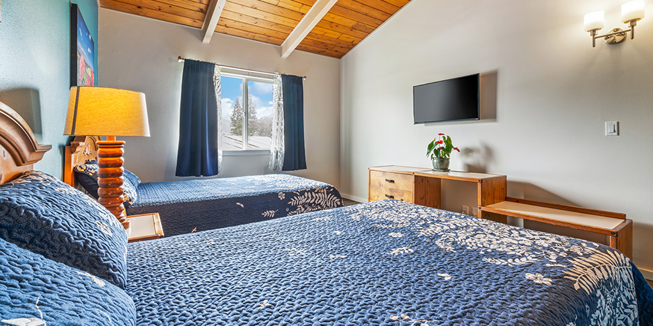 Mountain Room wiht twin beds at Waimea Country Lodge